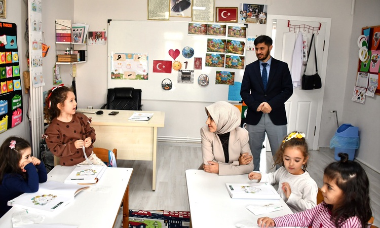 Ayrıntılar Netleşti: Gümüşhacıköy Kaymakamı Güneş, 4-6 Yaş Kur'an Kursu'nda çocuklarla buluştu