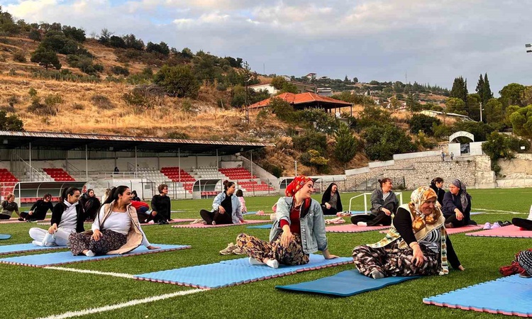 Ayrıntılar Netleşti: Güney'de Amatör Spor Haftası yoga etkinliğinde kadınlar hareketli yaşama dikkat çekti