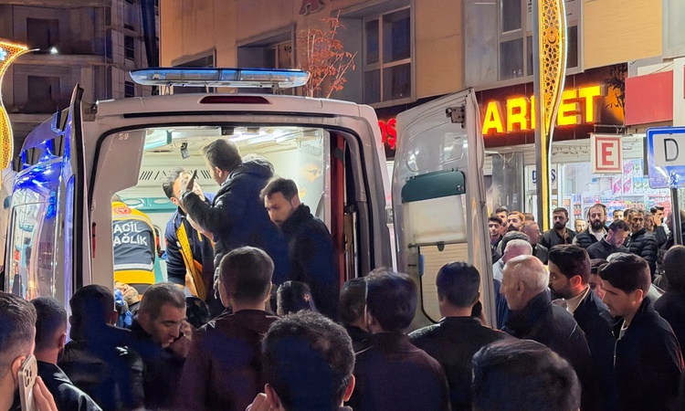 Ayrıntılar Netleşti: Hakkari Yüksekova'da Amed Çarşısı önünde silahlı saldırıda 3 kişi yaralandı: Gelişmeler T