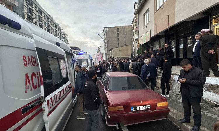 Ayrıntılar Netleşti: Hakkari Yüksekova'da iki grup arasında taş ve sopalı kavgada 4 kişi yaralandı: Gelişmeler