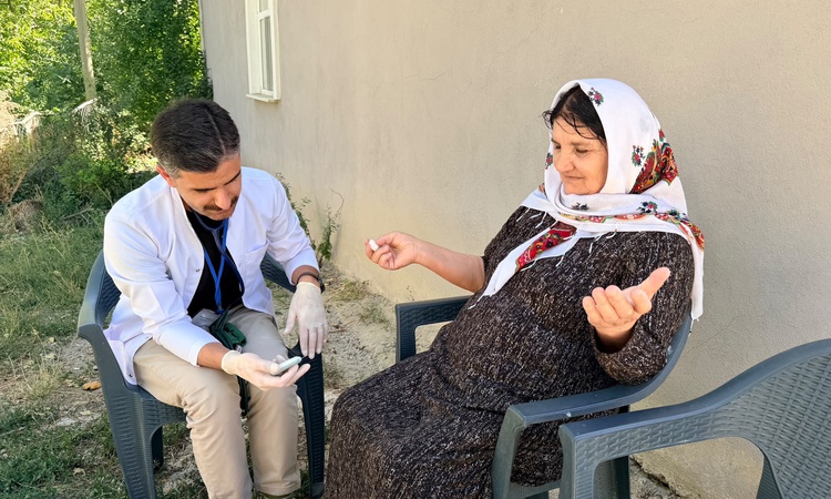Ayrıntılar Netleşti: Hakkari Yüksekova'da mobil ekipler sınır köyünde kadınlara kanser taraması yaptı - Son Da