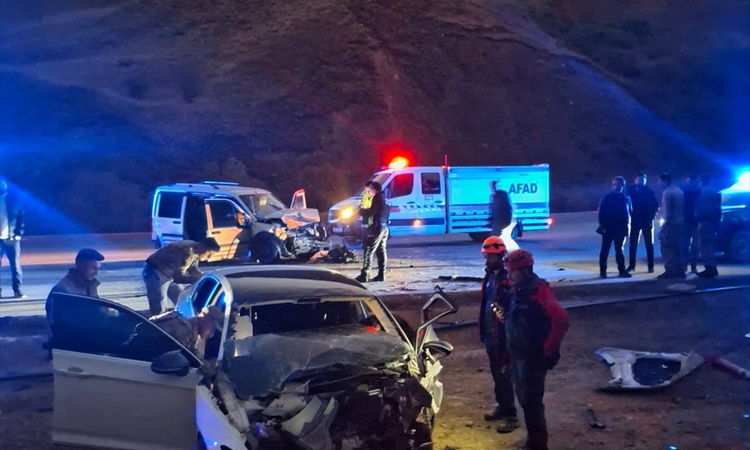 Ayrıntılar Netleşti: Hakkari Yüksekova'da otomobil hafif ticari araçla çarpıştı, 1'i ağır 6 kişi yaralandı | İ