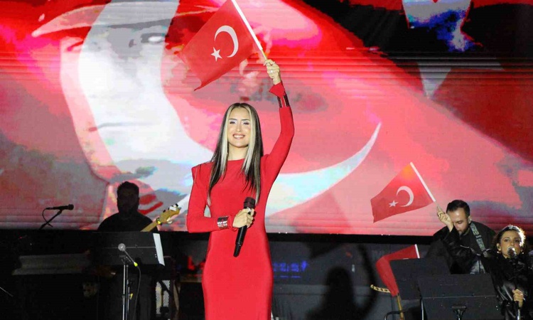 Ayrıntılar Netleşti: Hande Ünsal, Amasya'da 29 Ekim Cumhuriyet Bayramı konserinde İzmir Marşı'nı söyledi ve Me