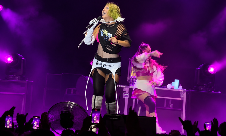 Ayrıntılar Netleşti: Hande Yener’in sahne kostümü dikkat çekti - Son Dakika Bilgileri