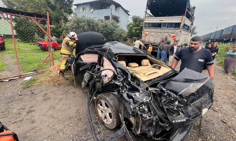 Ayrıntılar Netleşti: Hatay Dörtyol'da yük treni hemzemin geçitte otomobile çarptı, 2 kişi yaralandı - Son Daki