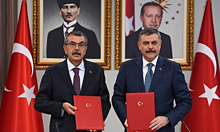 Ayrıntılar Netleşti: İçişleri Bakanı Çiftçi okul güvenliği toplantısında 31 bin bahçe görevlisini kamuoyuna il