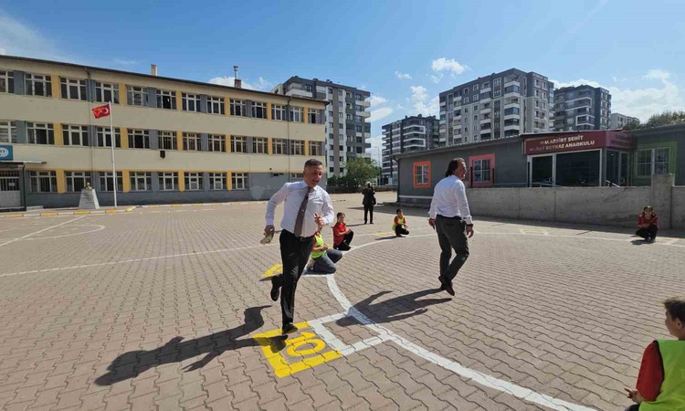 Ayrıntılar Netleşti: İl Milli Eğitim Müdürü Esen, Maarif'in Kalbinde Oyun temasıyla öğrencilerle oynadı: Geliş
