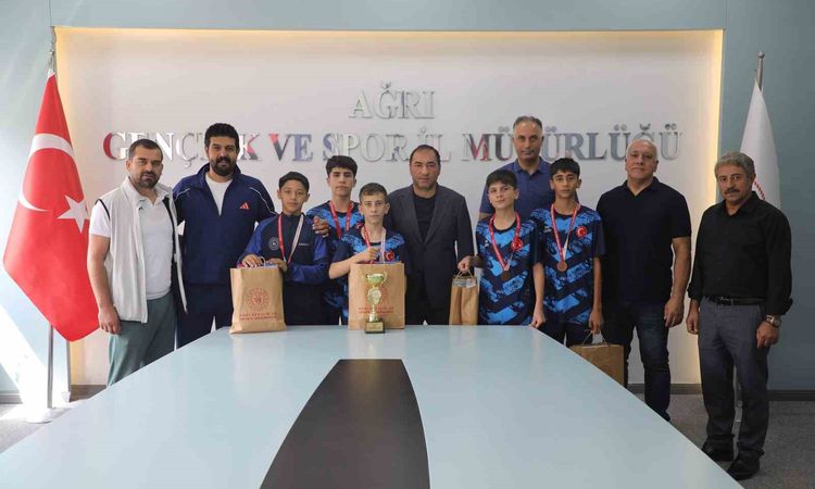 Ayrıntılar Netleşti: İl Müdürü Ahmet Çelebi’den Türkiye Üçüncüsü Badminton takımına tebrik