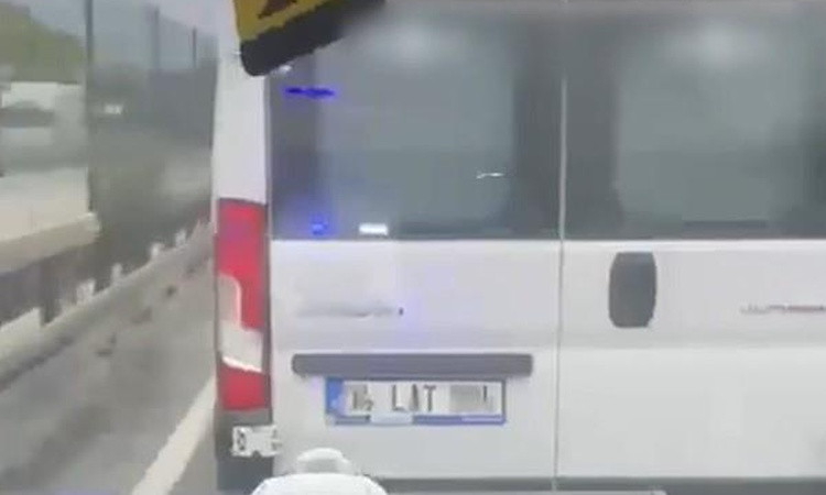 Ayrıntılar Netleşti: İstanbul'da ambulansa yol vermeyen servis aracı kamerada - Son Dakika Bilgileri