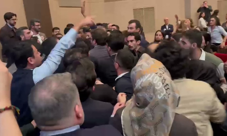 Ayrıntılar Netleşti: İstanbul Barosu genel kurulunda yumruklaşma üzerine 15 dakika ara verildi - Son Dakika Bi