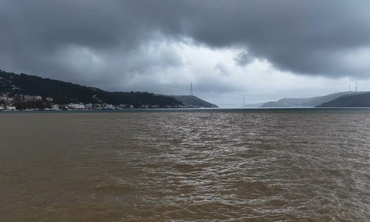 Ayrıntılar Netleşti: İstanbul Boğazı'nda sağanak sonrası deniz 200 metrelik alanda kahverengiye döndü ve Merak