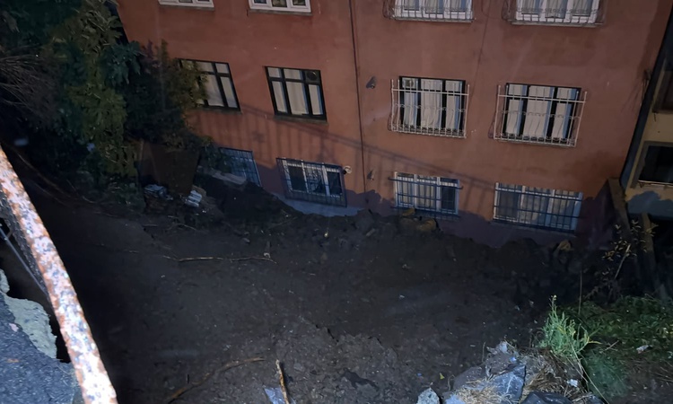 Ayrıntılar Netleşti: İstanbul Eyüpsultan'da sağanak sonrası toprak kayması, 25 kişi tahliye edildi: Gelişmeler