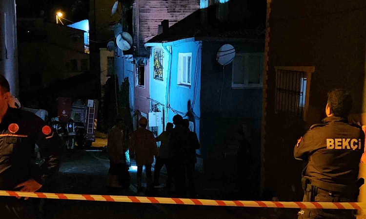 Ayrıntılar Netleşti: İstanbul Fatih'te 2 katlı binadaki yangında bir kişinin yaşamını yitirdiği belirlendi