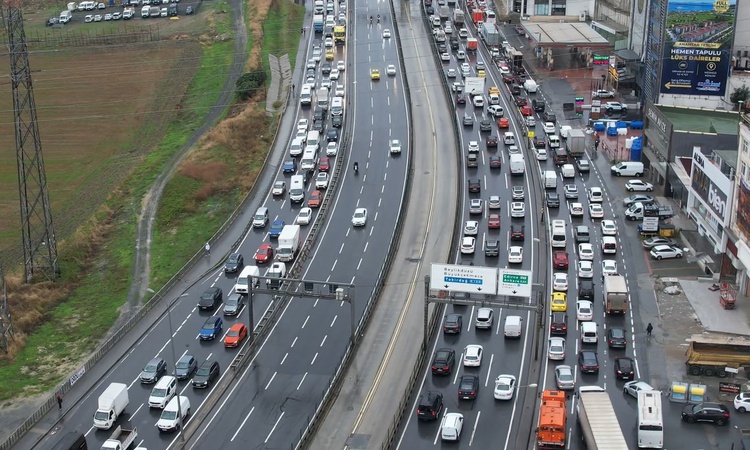 Ayrıntılar Netleşti: İstanbul'da sağanak sonrası Avcılar hattında trafik yoğunluğu havadan görüntülendi: Geliş