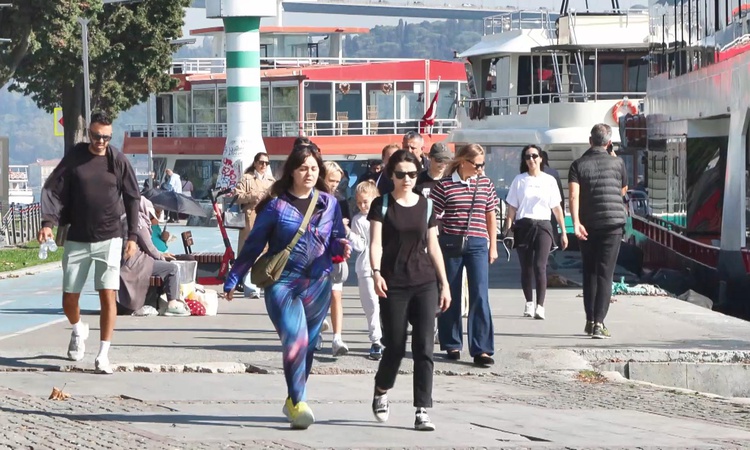 Ayrıntılar Netleşti: İstanbul'da sıcaklık 27 dereceye çıkınca Aşiyan Sahili'nde denize girenler oldu ve Merak