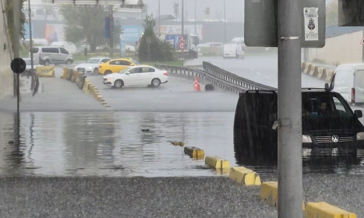 Ayrıntılar Netleşti: İstanbul Sultangazi'de alt geçit sağanakta su altında kaldı, araçlar mahsur kaldı | İşte