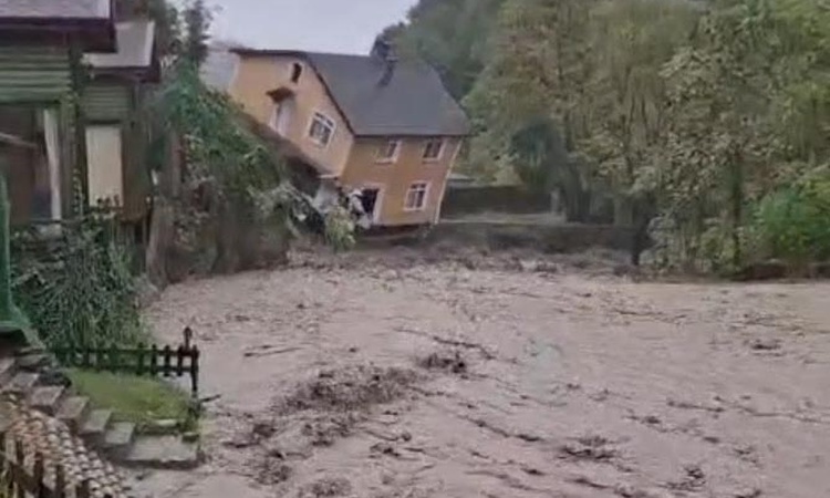 Ayrıntılar Netleşti: İstanbul'un ardından Sakarya! 2 katlı villa böyle yıkıldı ve Merak Edilenler
