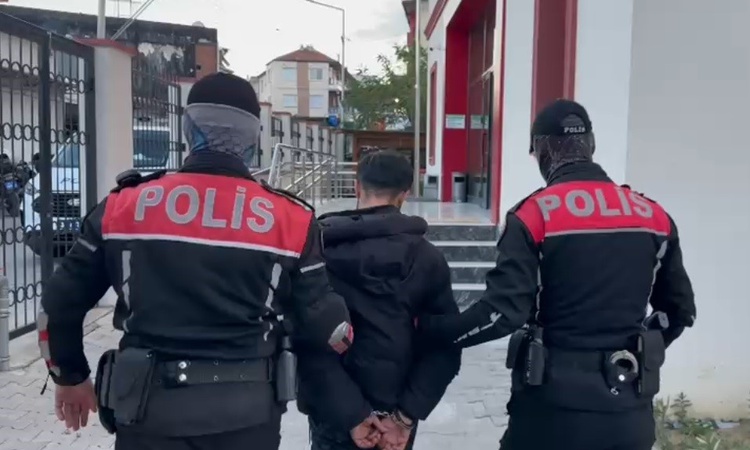Ayrıntılar Netleşti: İzmir'de 4 firari, kesinleşmiş hapis cezalarıyla yakalanıp adliyeye sevk edildi ve Merak