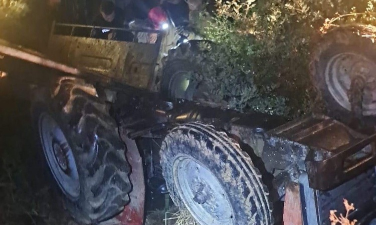 Ayrıntılar Netleşti: İzmir Kiraz'da tarla yolunda devrilen traktörün altında kalan sürücü öldü. - Son Dakika B