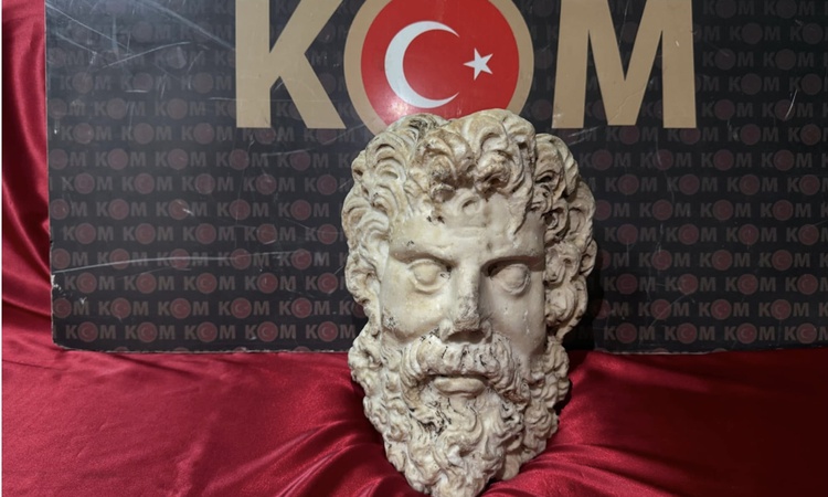 Ayrıntılar Netleşti: İzmir Konak'ta Roma dönemi Zeus heykel başı ele geçirildi, 3 şüpheli yakalanarak gözaltın