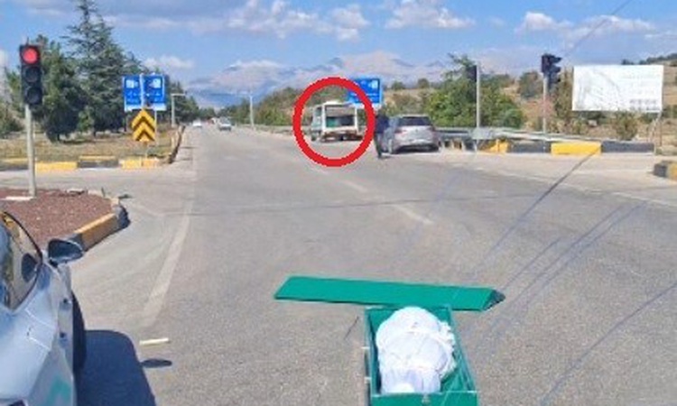 Ayrıntılar Netleşti: Isparta'da cenaze aracı trafik ışıklarında hareket edince tabut yola gerileme kaydetti ve