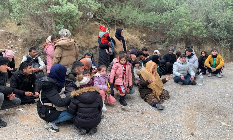 Ayrıntılar Netleşti: Jandarma İzmir Seferihisar'da 37 kaçak göçmen yakaladı, kamyonet sürücüsü hakkında tutukl
