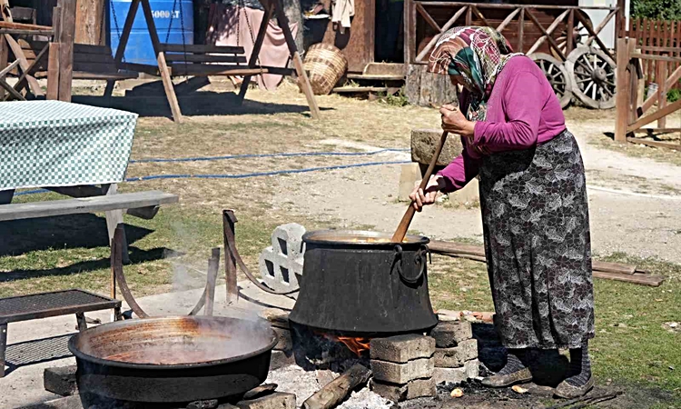 Ayrıntılar Netleşti: Kadınların kış mesaisi resmen start aldı: Elmalar kazanlarda pekmeze dönüşüyor - Son Daki