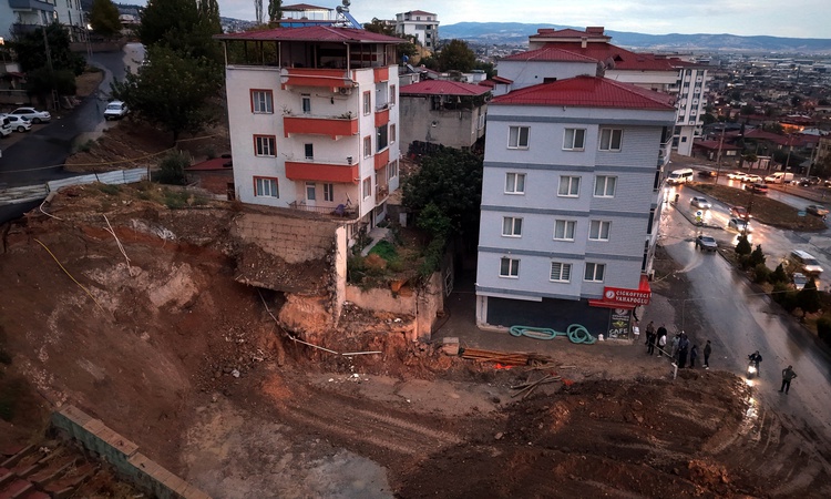 Ayrıntılar Netleşti: Kahramanmaraş Dulkadiroğlu'nda toprak kayması 2 binanın boşaltılmasına neden oldu ve Mera