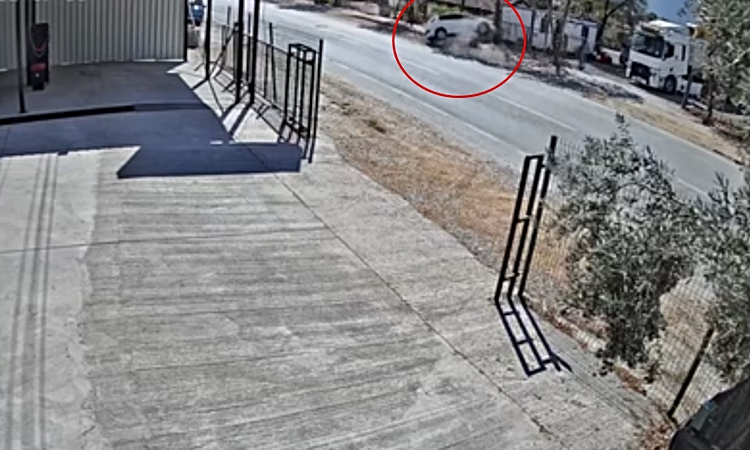 Ayrıntılar Netleşti: Kaldırıma çarpıp ters dönen otomobildeki baba oğul yaralandı