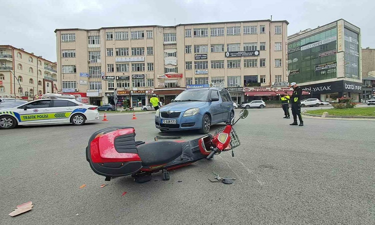 Ayrıntılar Netleşti: Karaman'da otomobille çarpışan elektrikli bisikletin 83 yaşındaki sürücüsü yaralandı. - S