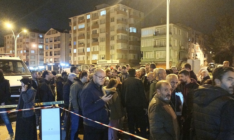 Ayrıntılar Netleşti: Karamürsel'de kolon ve kirişlerinden ses gelen 7 katlı bina tedbiren boşaltıldı - Son Dak