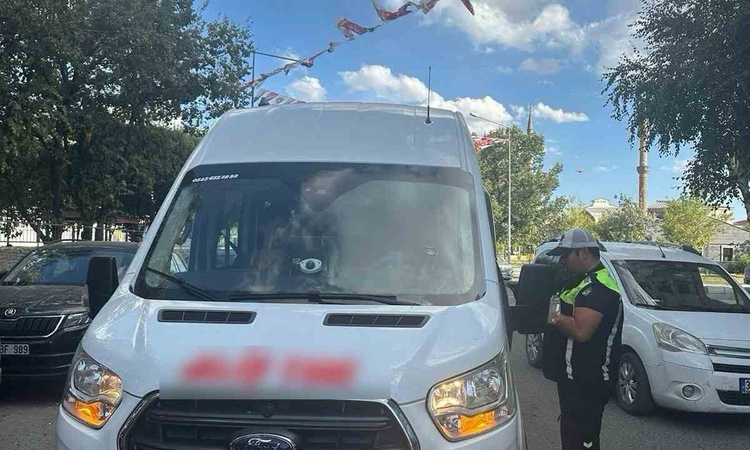 Ayrıntılar Netleşti: Kars'ta trafik ekipleri okul servislerini güvenlik için tek tek denetliyor - Son Dakika B
