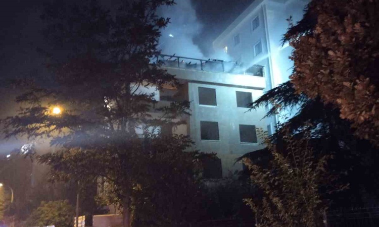 Ayrıntılar Netleşti: Kartal'da metruk binanın çatısında çıkan yangın söndürüldü, ölen ya da yaralanan yok