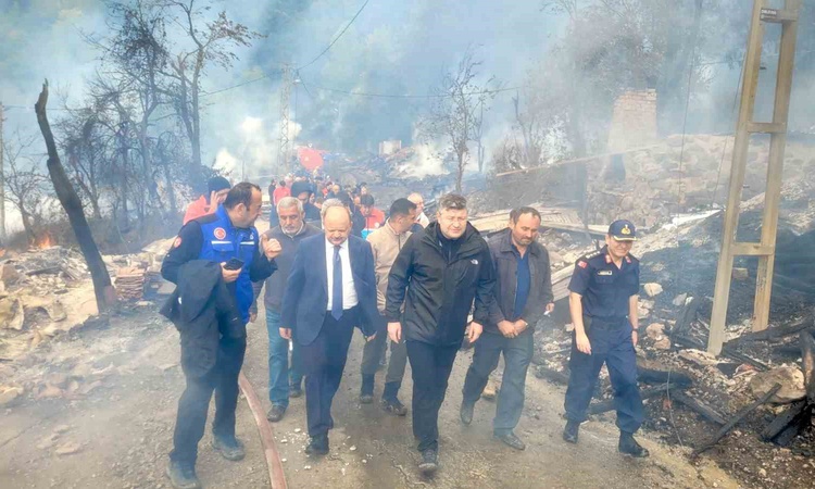Ayrıntılar Netleşti: Kastamonu İnebolu'daki köy yangını kontrol altına alındı, 11 ev yandı: Gelişmeler Takip E