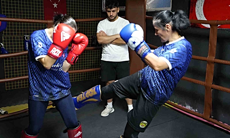 Ayrıntılar Netleşti: Kastamonu'da kick boksta Türkiye üçüncüsü olan anne, kızlarıyla antrenman yapıyor - Son D
