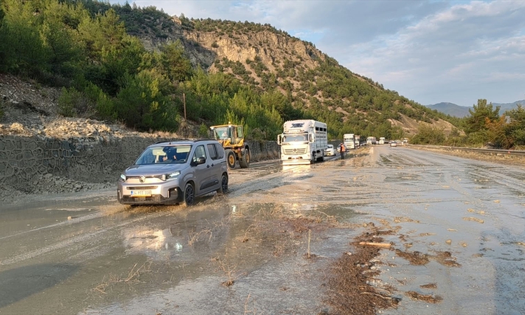 Ayrıntılar Netleşti: Kastamonu-Sinop kara yolu Hanönü yakınında temizlik sonrası normal akışına döndü ve Merak