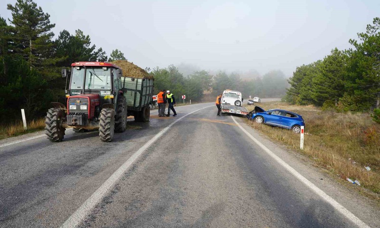 Ayrıntılar Netleşti: Kastamonu'da sis nedeniyle otomobil traktörün römorkuna çarptı, sürücü yaralandı ve Merak