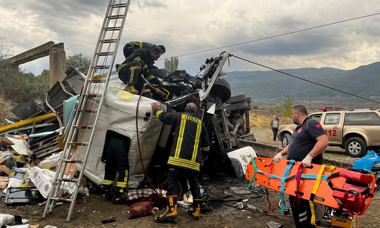 Ayrıntılar Netleşti: Kastamonu Tosya'da yaklaşık 25 metreden düşen kargo kamyonunda 2 kişi yaralandı: Gelişmel