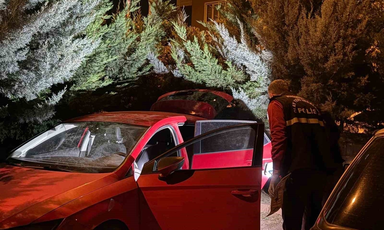 Ayrıntılar Netleşti: Kayseri'de 20 gün önce çalınan otomobil otoparkta bulundu, arkadaşı yakalanarak gözaltına