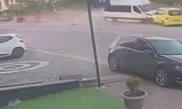 Ayrıntılar Netleşti: Kayseri Develi'de freni patlayan minibüs taksiyi sürükledi, taksi şoförü yaralandı | İşte