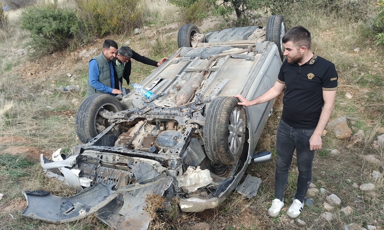 Ayrıntılar Netleşti: Kayseri Yahyalı'da otomobil şarampole devrildi, 4 kişi yaralandı - Son Dakika Bilgileri