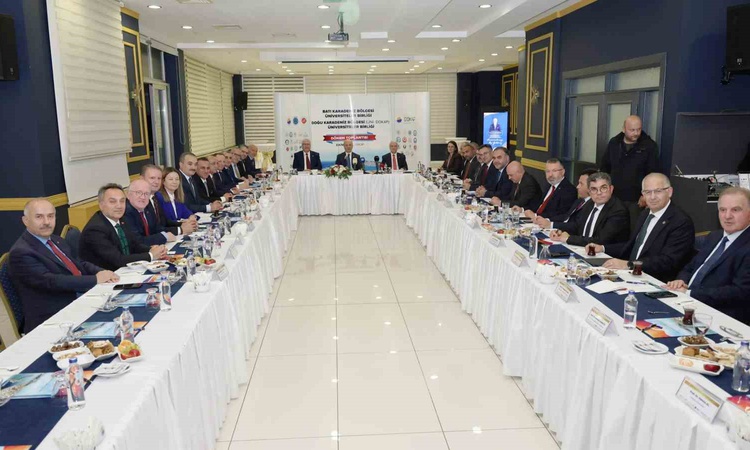 Ayrıntılar Netleşti: KBÜ Rektörü Kırışık, Sinop'taki ÜNİ-DOKAP ve Batı Karadeniz toplantısına katıldı: Gelişme