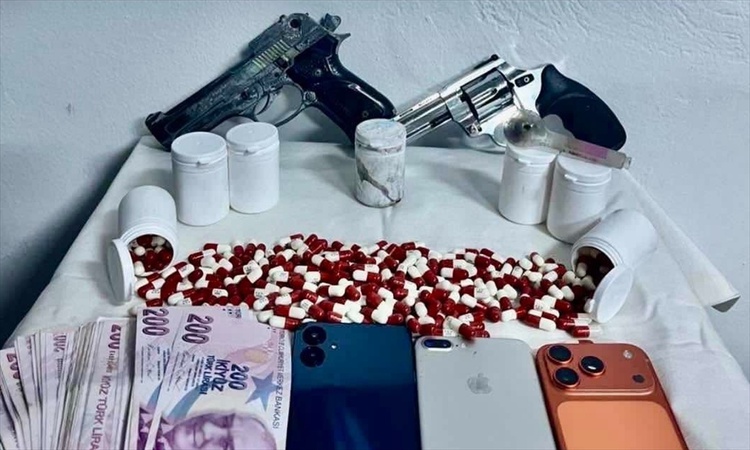 Ayrıntılar Netleşti: Kırşehir'de operasyonda 348 uyuşturucu hap ele geçirildi, 3 şüpheli hakkında tutuklama ka