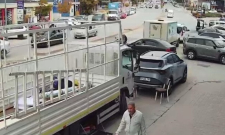 Ayrıntılar Netleşti: Kırşehir'de ters yöndeki motosiklet otomobile çarptı, sürücü yardımla ayağa kalktı