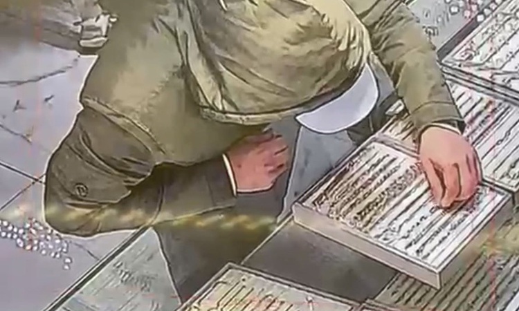 Ayrıntılar Netleşti: Kocaeli Çayırova'da kuyumcuda sahte altınla oyalayıp bileklik çalan şüpheli yakalandı - S