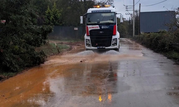 Ayrıntılar Netleşti: Kocaeli'de sağanağın yol açtığı olumsuzluklar 2 binin üzerinde personelle gideriliyor | İ