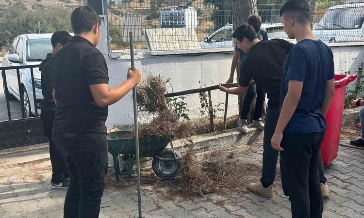 Ayrıntılar Netleşti: Koçarlı'da öğrenciler ÇEDES Projesi kapsamında okul bahçesini temizledi ve Merak Edilenle