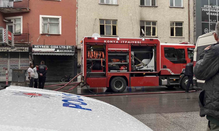 Ayrıntılar Netleşti: Konya Karatay'da 3 katlı binanın birinci katında çıkan yangın söndürüldü