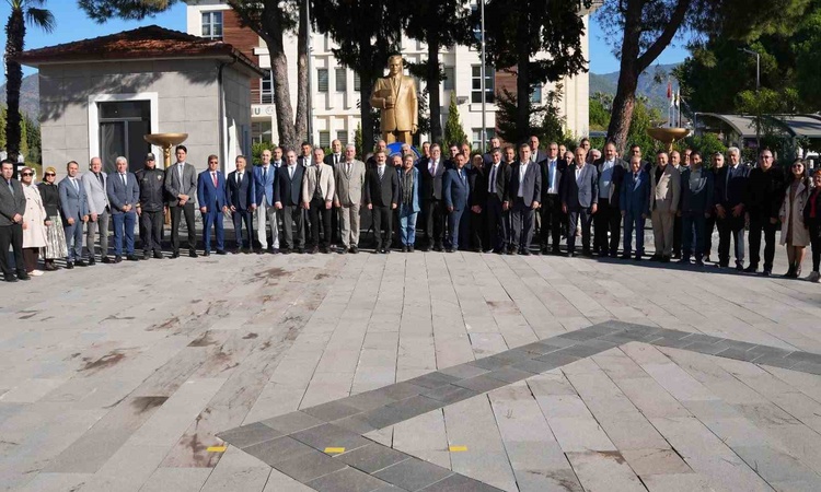 Ayrıntılar Netleşti: Köyceğiz Muhtarlar Derneği, Muhtarlar Günü'nde Atatürk büstüne çelenk sundu: Gelişmeler T