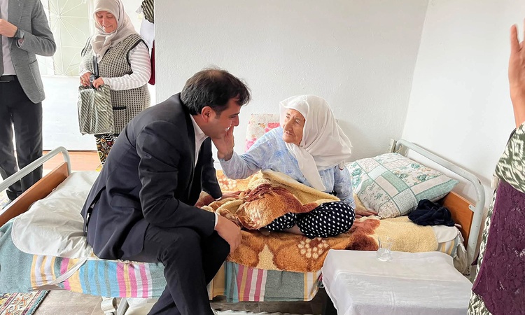 Ayrıntılar Netleşti: Kula Kaymakamı Altuntaş, Yaşlılar Günü'nde Emre Mahallesi'nde yaşlıları ziyaret etti ve M
